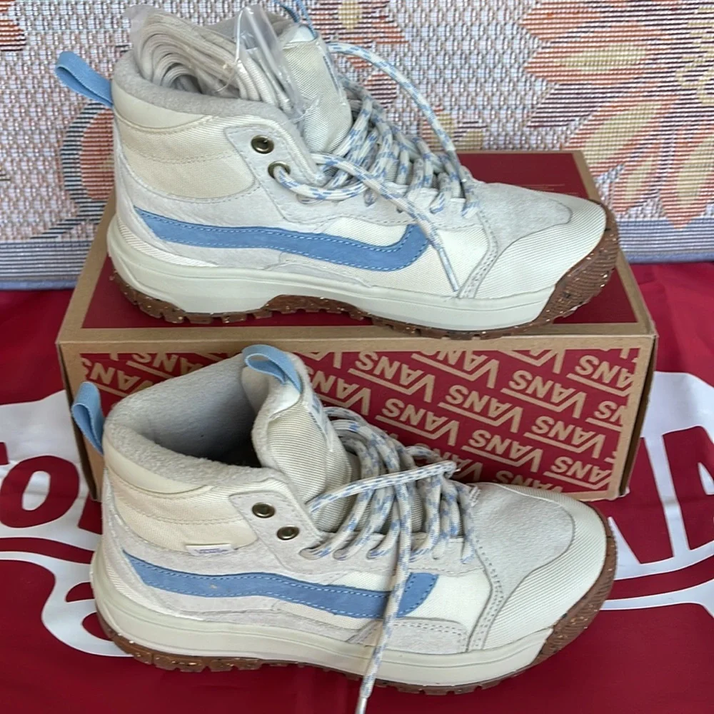 Vans Ultrarange Exo
Vintage White/Blue Stripe
VNOA5KS570U
WMNS Boots - Sneakers - Picture 2 of 16